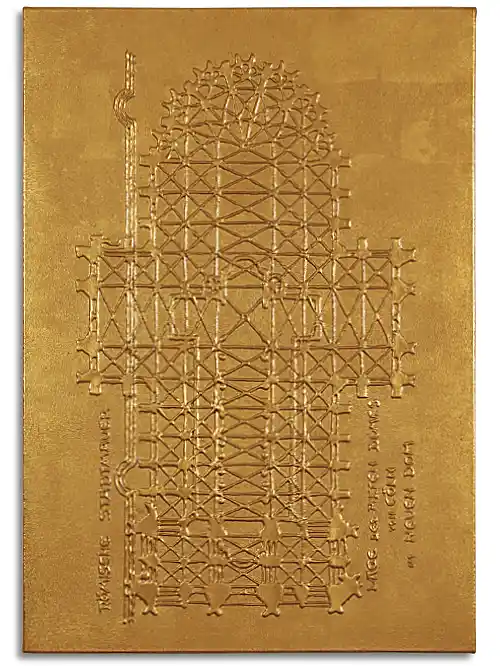 Blattgold & Schellack: Gold auf Gold: Die fein erhabenen Linien des Domgrundrisses verschmelzen mit einer warmen, metallischen Oberfläche.